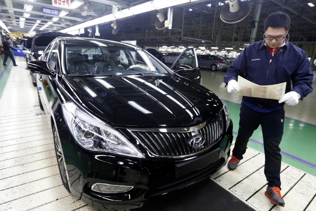 'REFILE - CORRECTING DATE   Labourers work at an assembly line of Hyundai Motor\'s plant in Asan, about 100 km (62 miles) south of Seoul, January 22, 2013. Hyundai Motor will report its lowest profit 