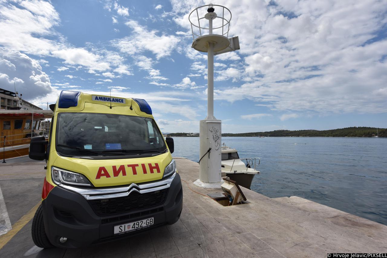 Šibenik: Vozilo hitne pomoći na rivi čeka pacijente s otoka