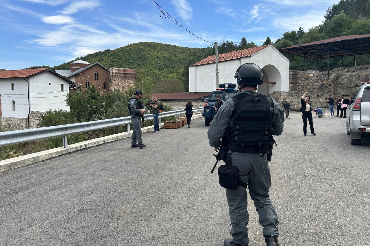 Svi prilazi selu Banjska, u kojem je u nedjelju došlo do oružanog sukoba grupe Srba sa kosovskom policijom, i dalje su blokirani 