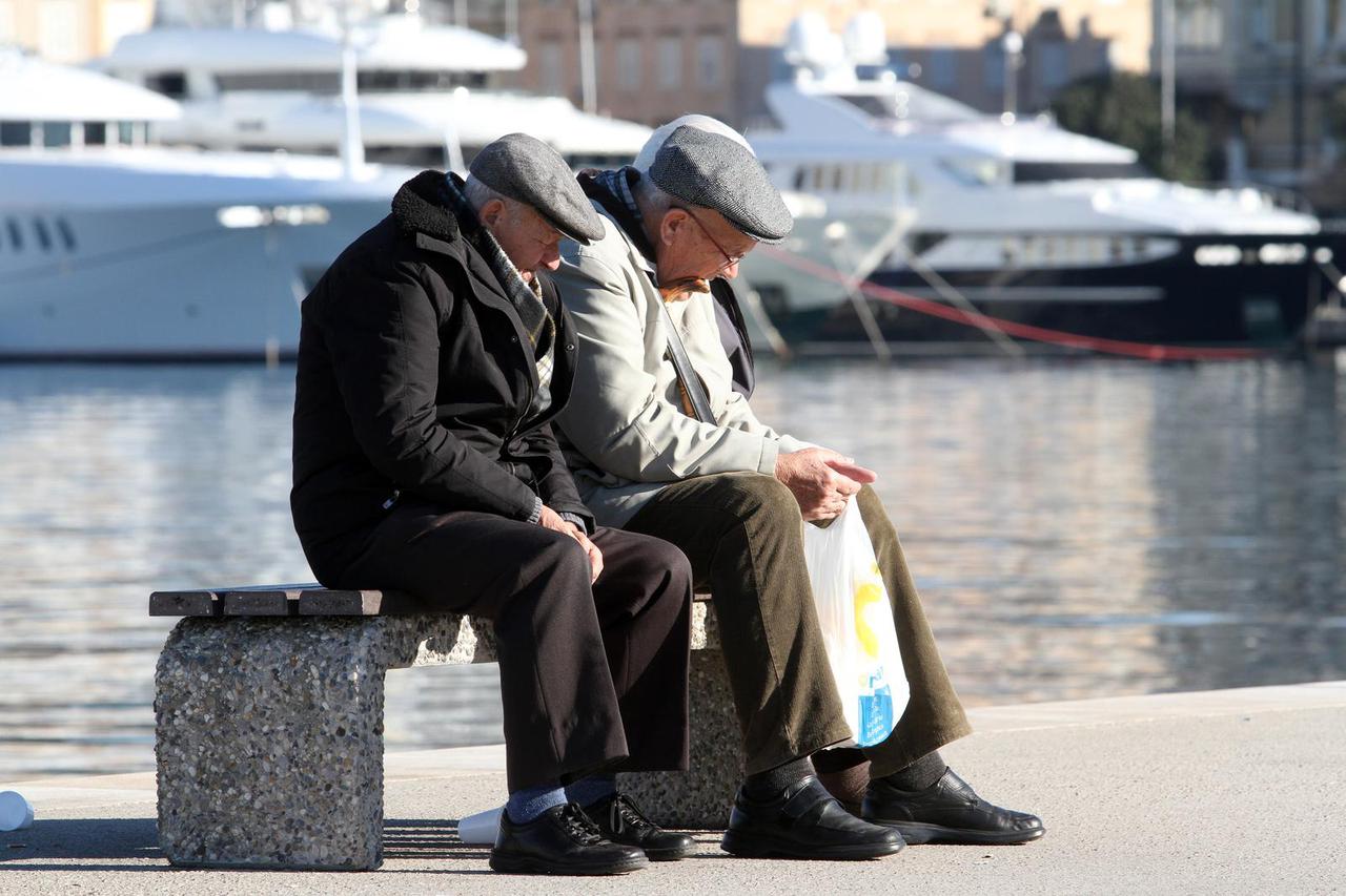 Rijeka: Umirovljenici uživaju u jesenskom suncu na klupici