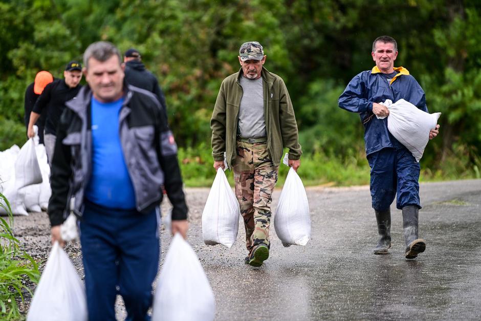Zagreb: Stanovnici Narta Savskog pune vreće pijeska kako bi zaštitili svoje kuće od poplave.