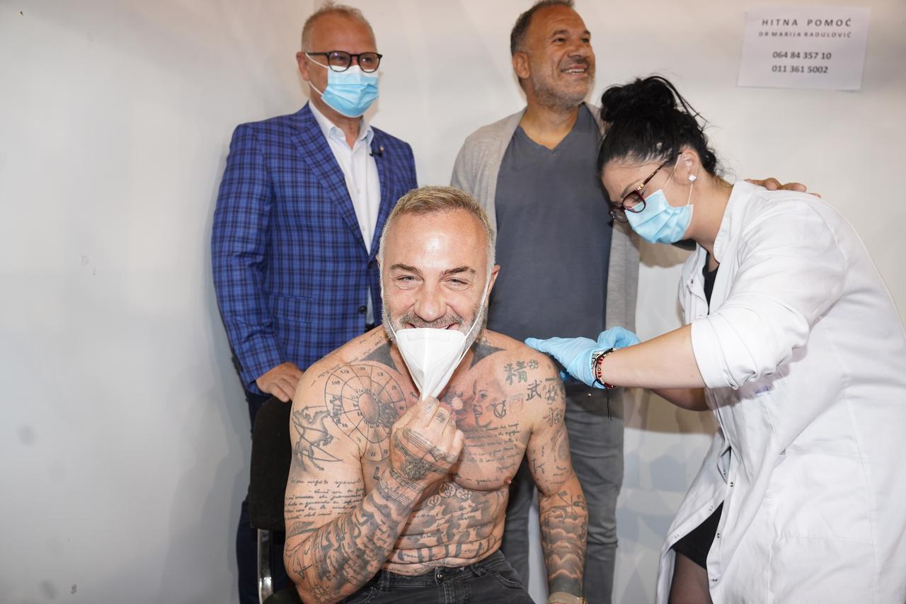 Svjetski poznati influenser Gianluca Vacchi primio drugu dozu cjepiva na Beogradskom sajmu