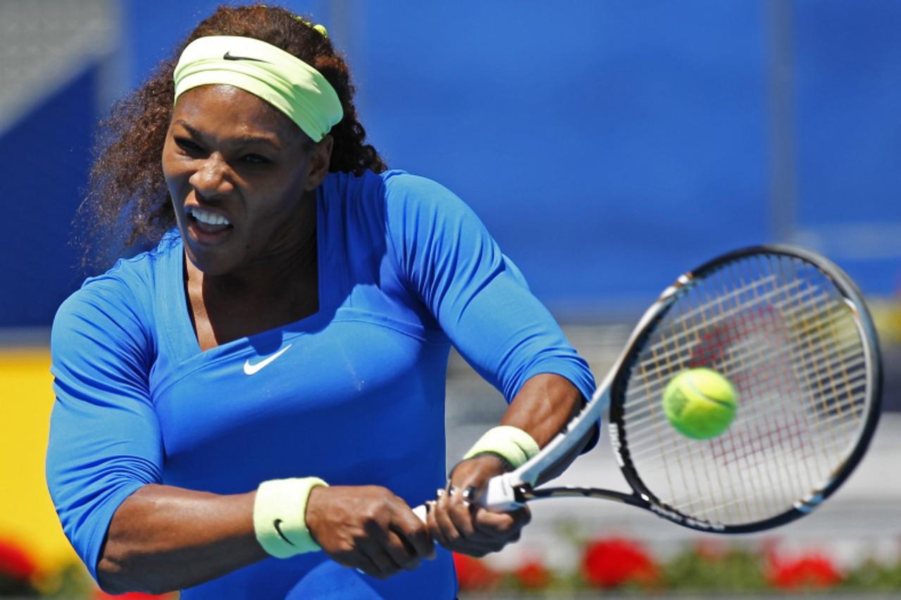 'Serena Williams of the U.S. returns the ball to Victoria Azarenka of Belarus during the women\'s final match at the Madrid Open tennis tournament May 13, 2012. REUTERS/Juan Medina (SPAIN - Tags: SPOR