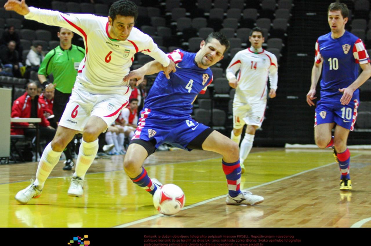 \'17.01.2012., Split - Hrvatska malonogometna reprezentacija u Spladium Areni odigrala prijateljsku utakmicu protiv Irana uoci futsal Europskog prvenstva. Matija Djulvat (4), Javad Asghari (6).  Photo