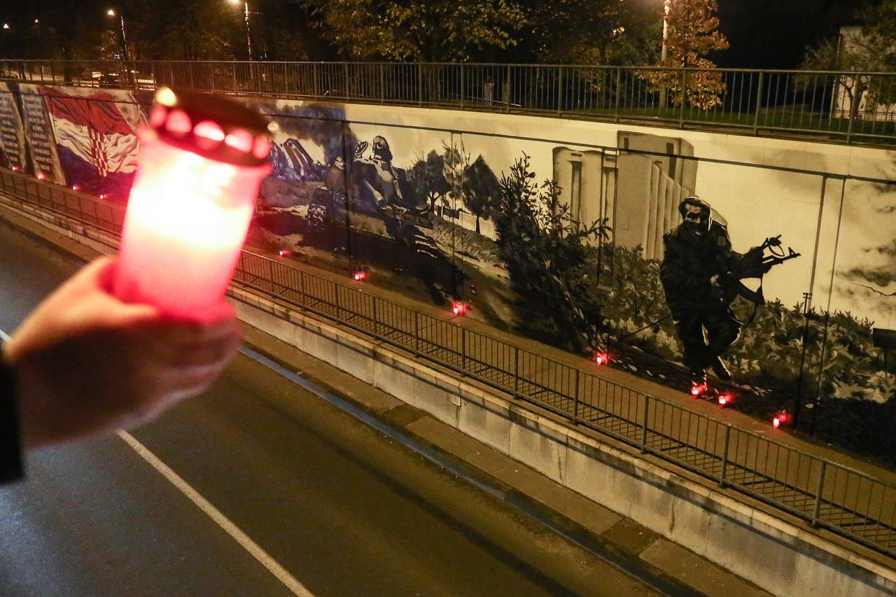 Zagreb: Upaljene svijeće ispred grafita Vukovara na Čulinečkoj