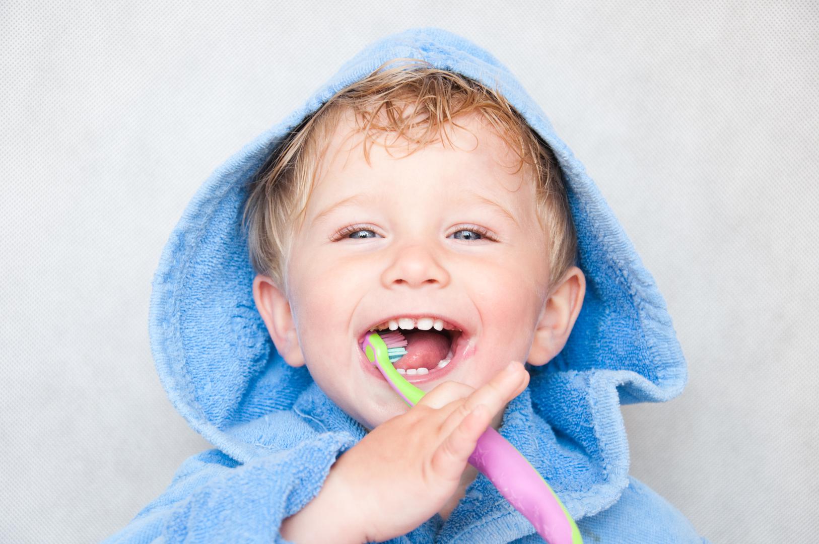 Mliječni zubi su bitni: 'Mnogi ljudi pretpostavljaju da mliječni zubi nisu bitni i ne zahtijevaju toliko brige', kaže dr. Jethwa, 'Ali, nebriga o njima može dovesti do karijesa i bolesti desni'. Počnite djeci prati zube čim izniknu, obično oko šest mjeseci.