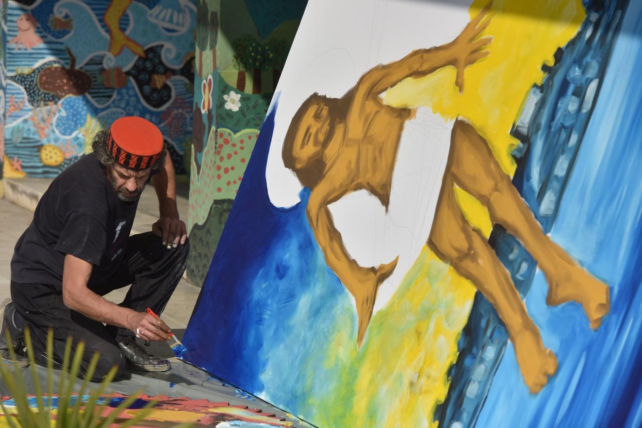 Akademski slikar Zvonimir Vila radi na čestitci Šibenčanima uz prikaz šibenskih motiva