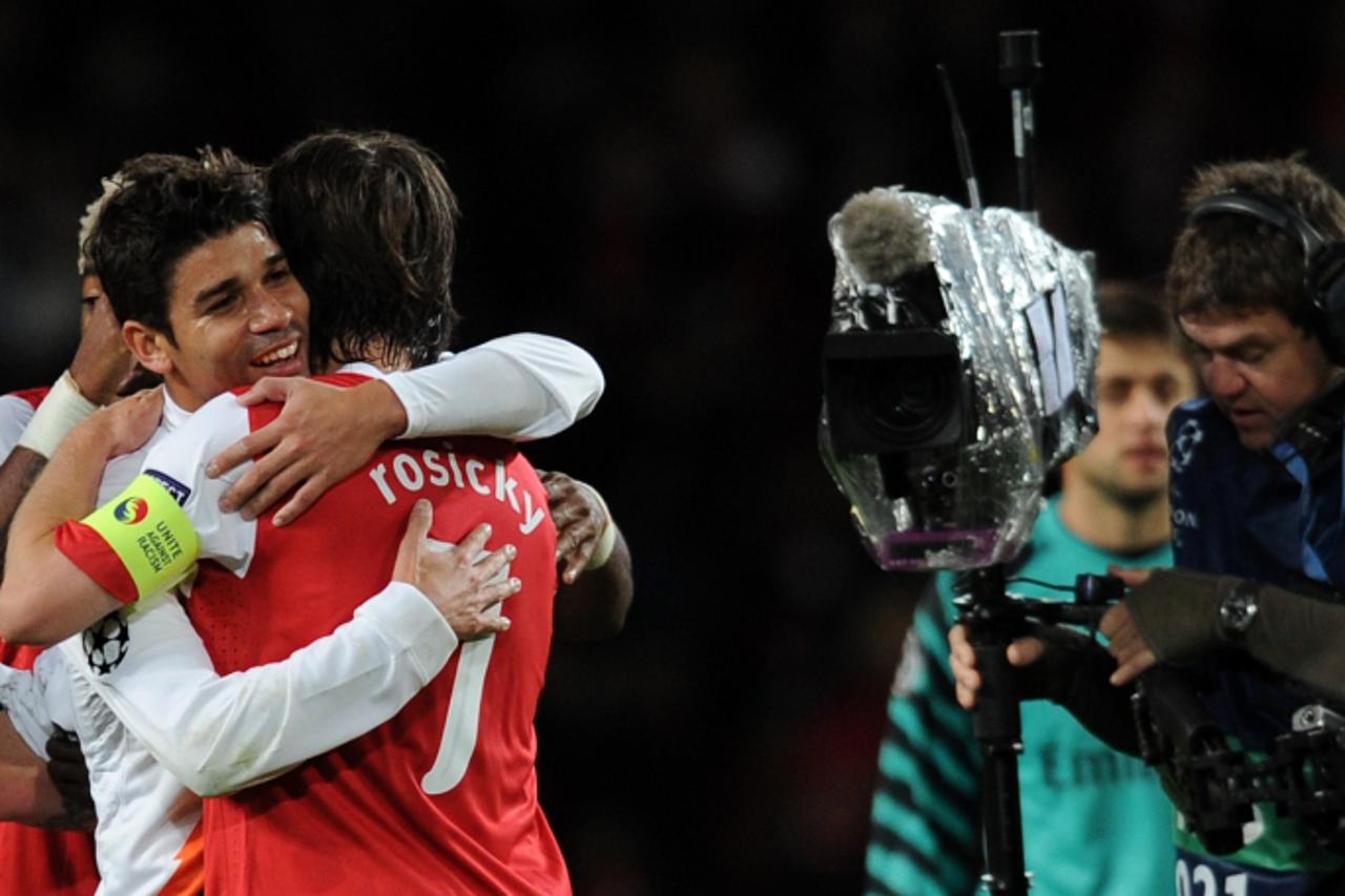 'Shakhtar Donetsk\'s Eduardo (L) and former Arsenal player hugs Arsenal\'s Czech midfielder Tomas Rosicky (2nd L) at the final whistle during the UEFA Champions League Group H football match at The Em