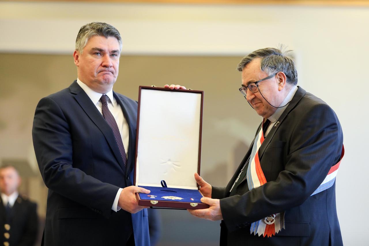 Zagreb: Predsjednik Milanović odlikovao kardinala Puljića Veleredom kralja Dmitra Zvonimira
