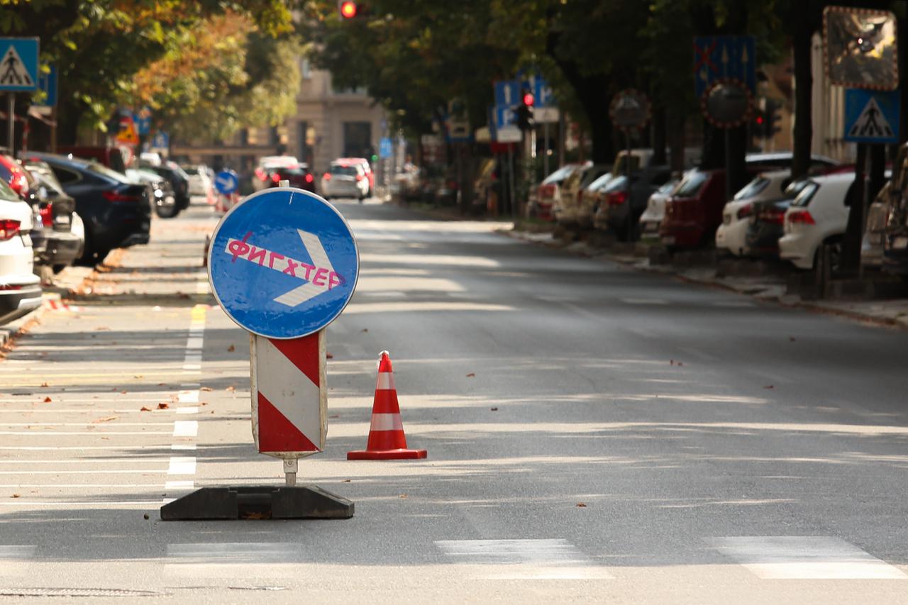 Zagreb: U Prilazu Gjure Deželica počelo je iscrtavanje parkirnih mjesta na prometnu traku