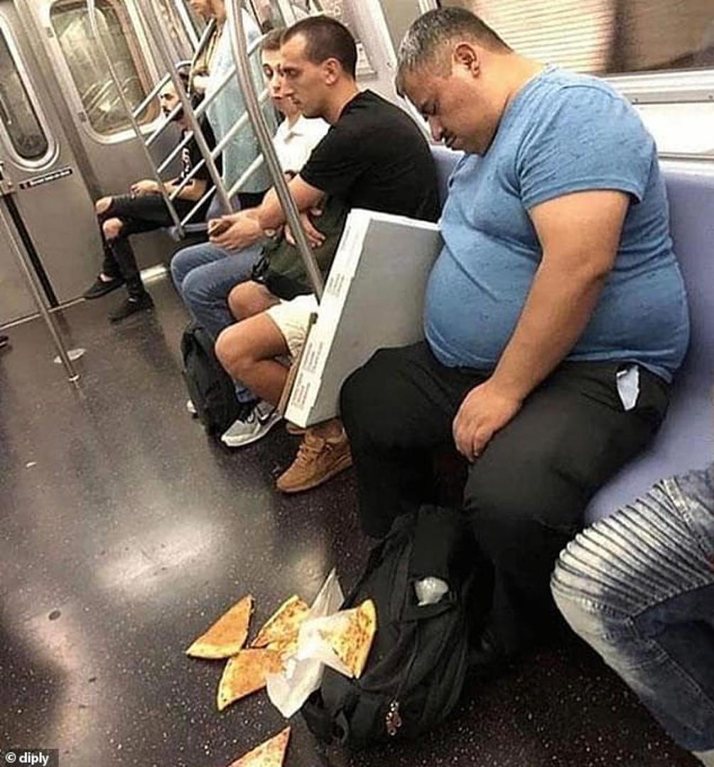 Jedan je putnik fotografirao drugoga kojem je, nakon što je zaspao u podzemnoj, iz kutije pizza ispala na pod. Zacijelo je to bilo razočaravajuće buđenje u javnom prijevozu.