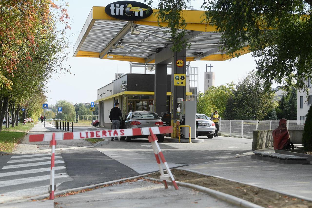Pojačana posjećenost na benzinskim postajama nakon što je vlada zamrznula cijene goriva