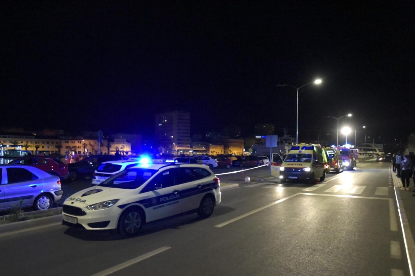 04.05.2020., Zadar - Sinoc oko 23 sata dogodila se prometna nesreca u kojoj je vozilo Audi zavrsilo u moru u gradskoj luci. Prema nesluzbenim informacijama dvije su osobe izgubile zivot. Photo: Dino Stanin/PIXSELL