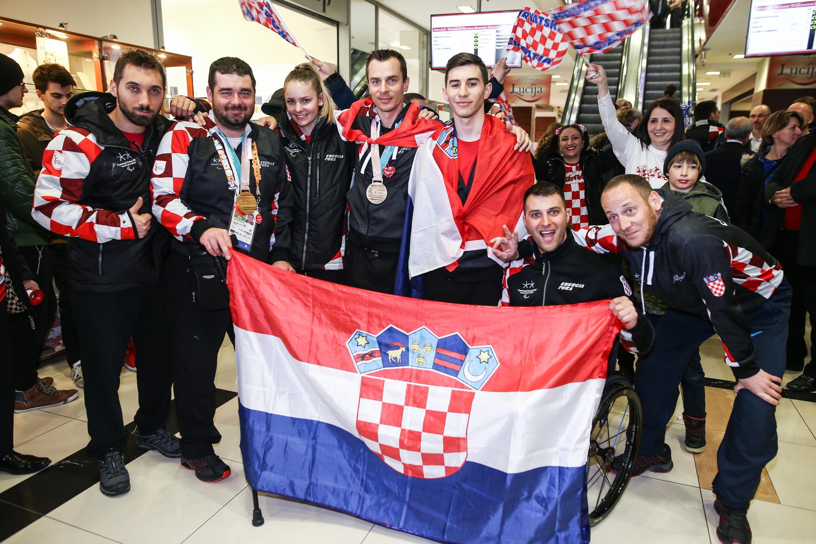 Eva Goluža s hrvatskim timom nakon povratka reprezentacije s XII. Zimskih
paraolimpijskih igara u Pyeongchangu