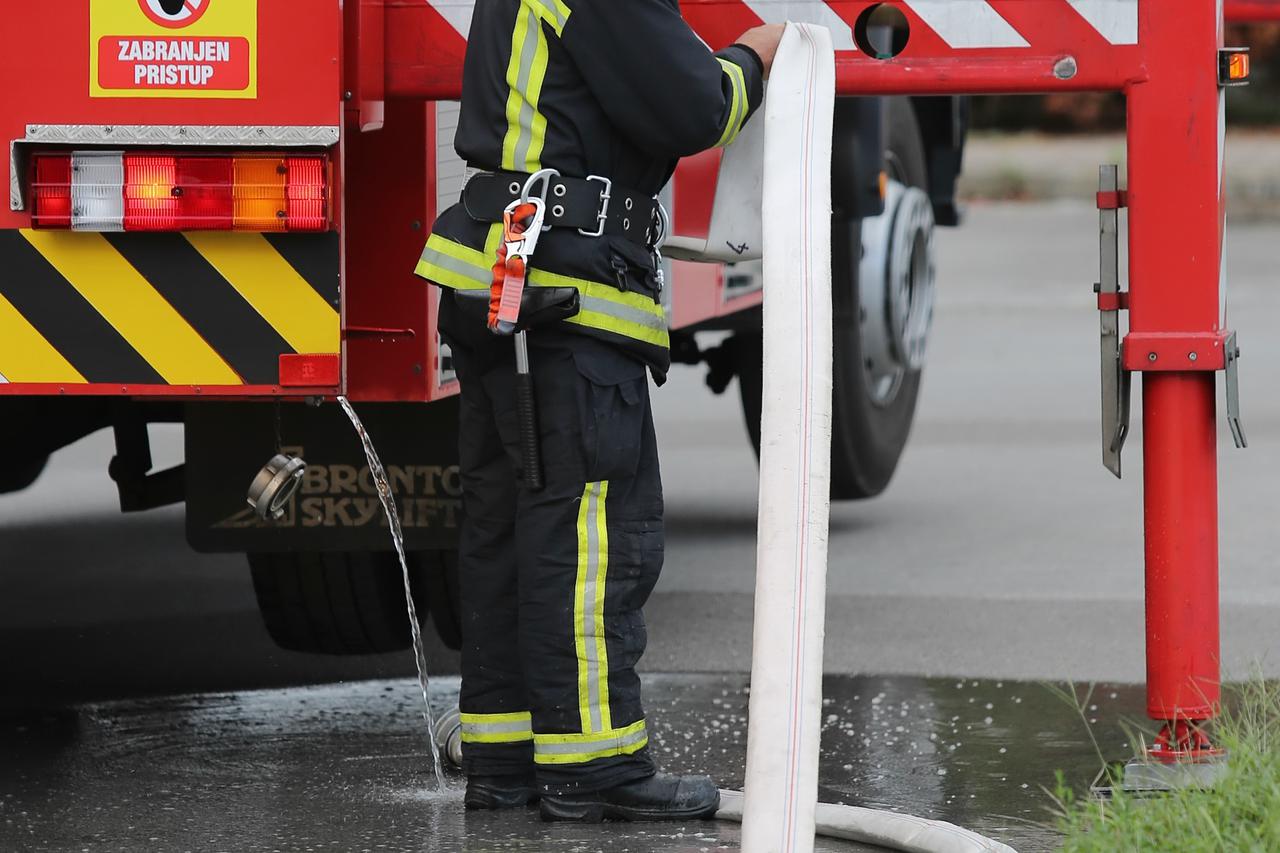 Zagreb: Požar u potkrovlju stambene zgrade na Malešnici