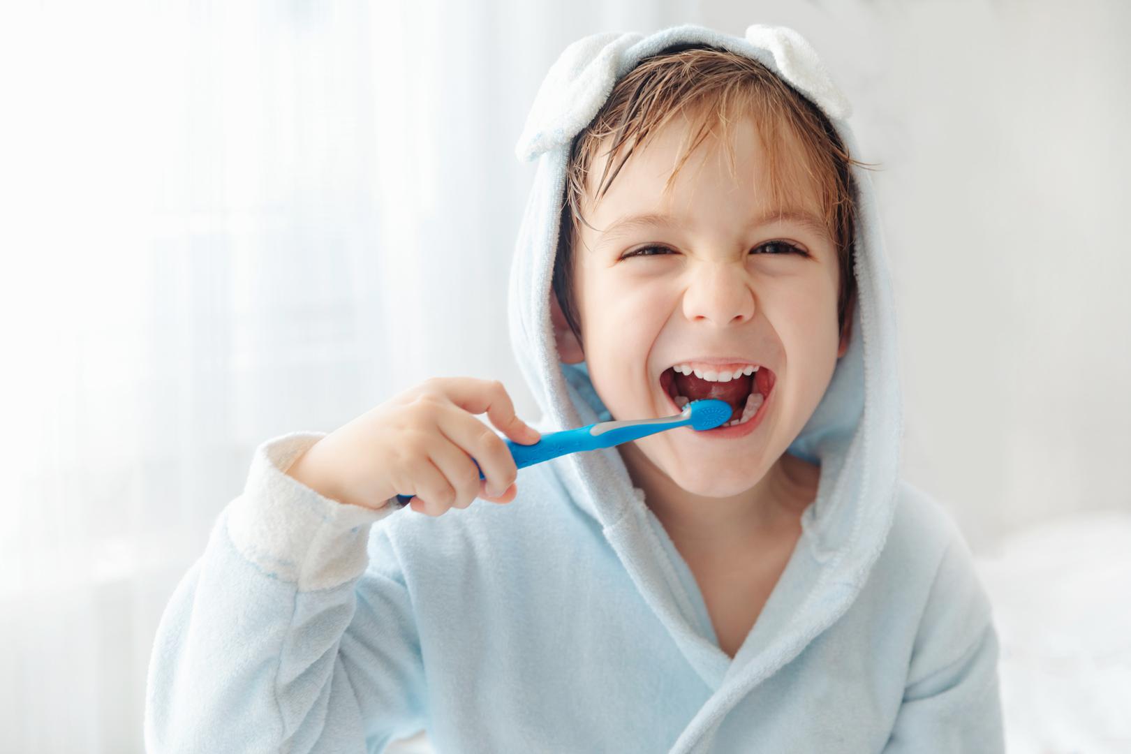 Obavezno četkajte zube prije doručka: 'Uvijek četkajte zube prije doručka', kaže dr. Jethwa, 'Preko noći stvaraju se i plak i bakterije, pa prvo što treba učiniti je oprati zube kako ne bismo povećali opterećenje bakterijama. Također biste trebali pričekati 30 minuta nakon jela prije pranja zuba jer se na taj način izbjegava pranje kiselina iz hrane oko zuba, što može uzrokovati trošenje zuba i osjetljivost'.