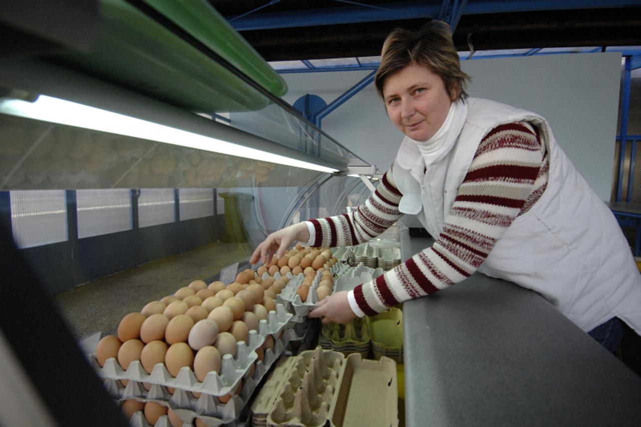 '15.03.2011., Cakovec- Na cakoveckom placu kumice svoje sireve i jaja po propisima drze u rashladnim vitrinama. Photo: Vjeran Zganec-Rogulja/PIXSELL'