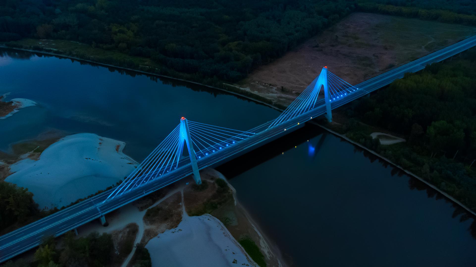 09.08.2022., Osijek, Petrijevci - Most preko rijeke Drave na koridoru 5c preko noci osvjetljen plavim svjetlom. Photo: Davor Javorovic/PIXSELL
