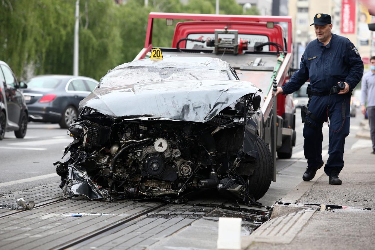 Zagreb: Automobilom u Dubravi udario u parkirane automobile i završio na krovu