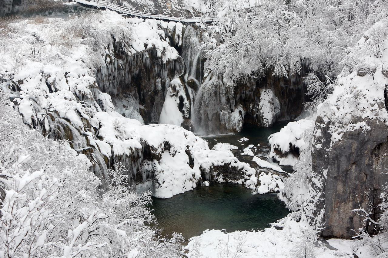 Netaknuta priroda Plitvičkih jezera okovana snijegom i ledom