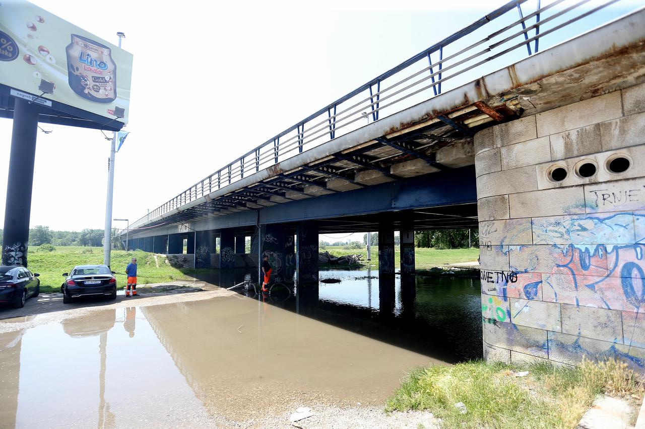 Zagreb: Poplava ispod Mosta slobode zbog puknute cijevi na mostu
