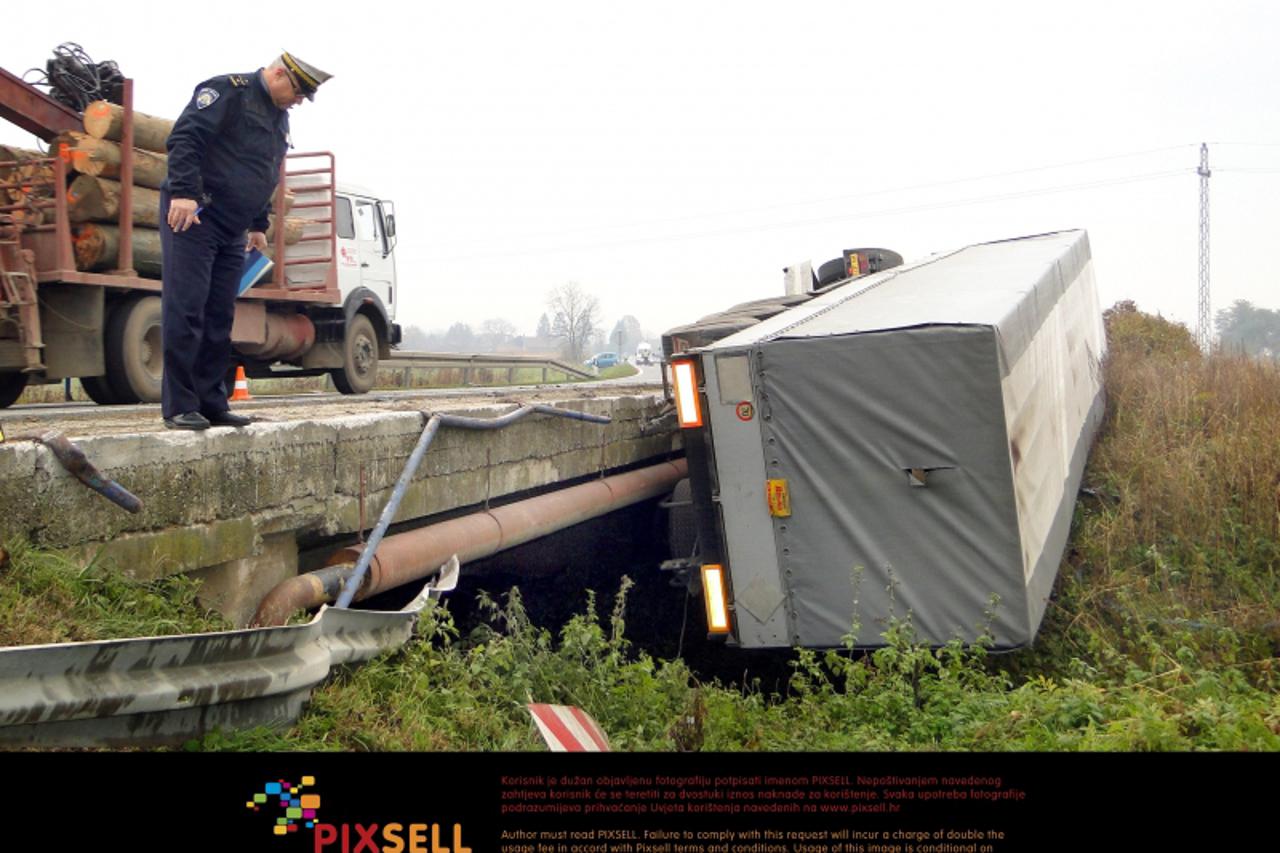 '02.11.2010.,Spisic Bukovica  - U prometnoj nesreci koja se zbog neprilagodjene brzine dogodila danas oko 8,15 sati na drzavnoj cesti D2 kod mjesta Spisic Bukovica ozlijedjeni su vozac kamiona Hrvatsk
