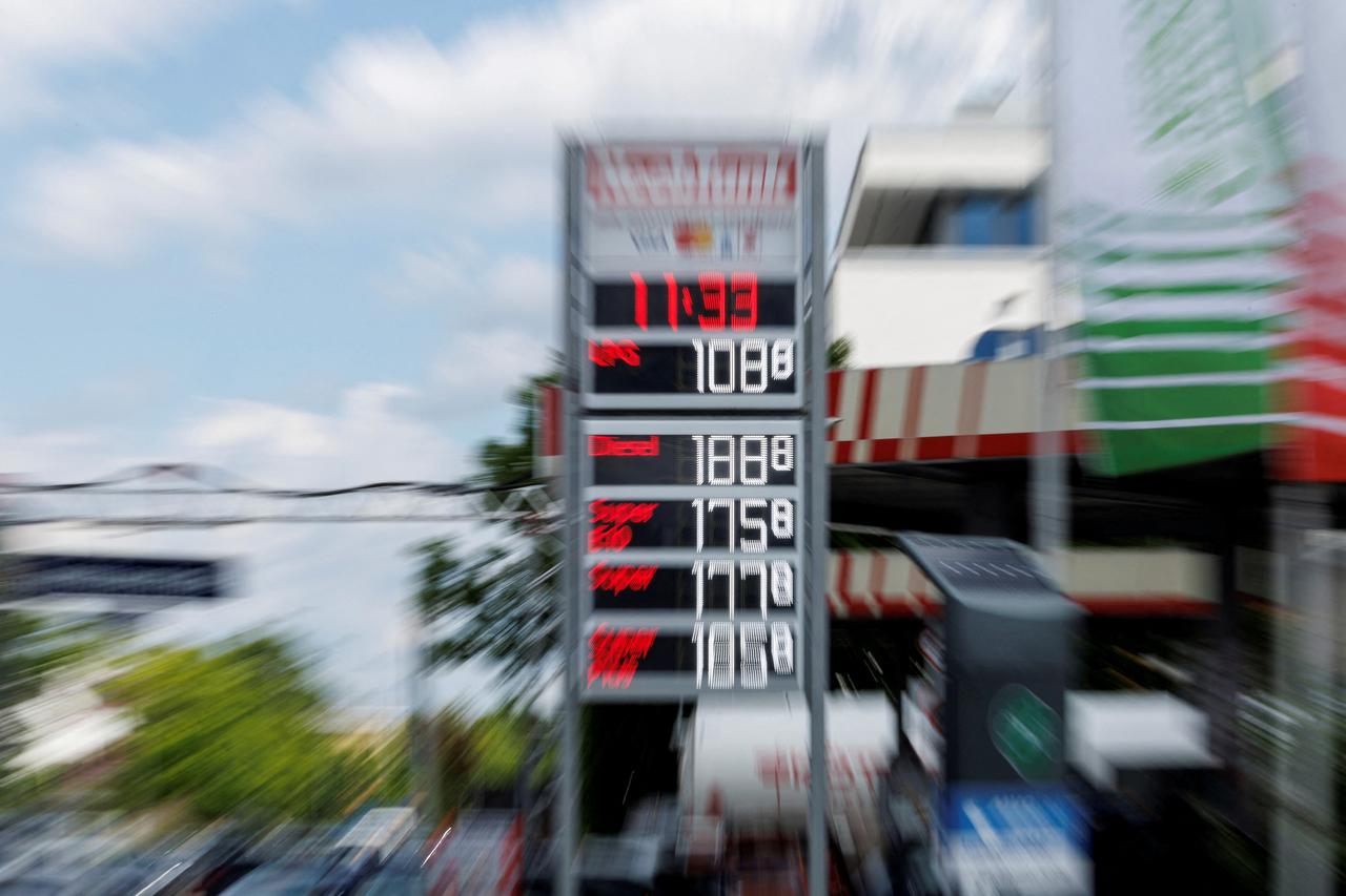 FILE PHOTO: Cars queue at a gas station in Graefelfing near Munich