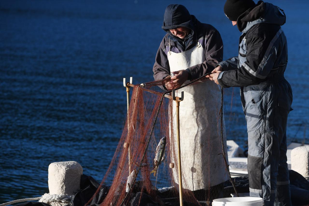 Grebaštica: Unato? buri ribari prazne svoje mreže
