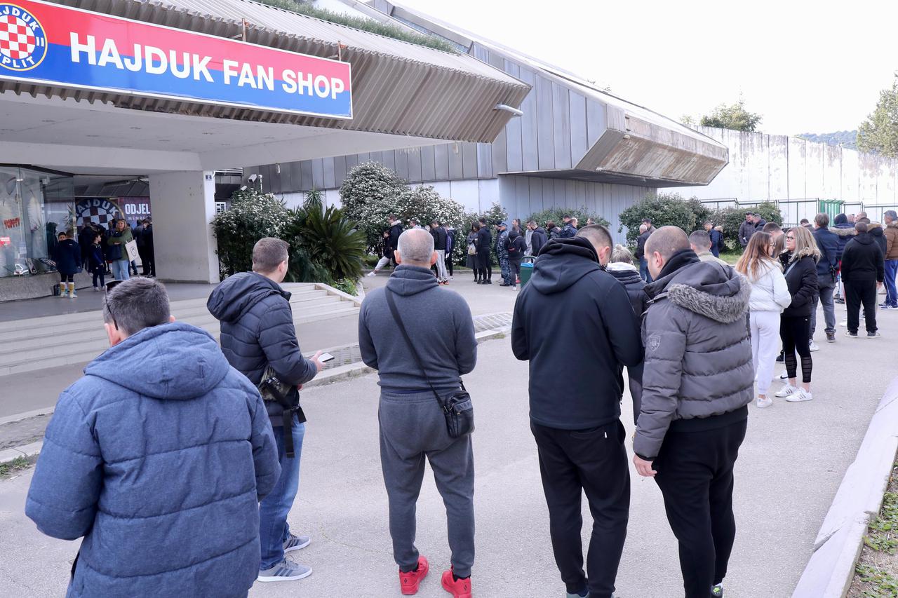 Split: Od ranog jutra gužve za kupnju ulaznica za derbi između Hajduka i Dinama