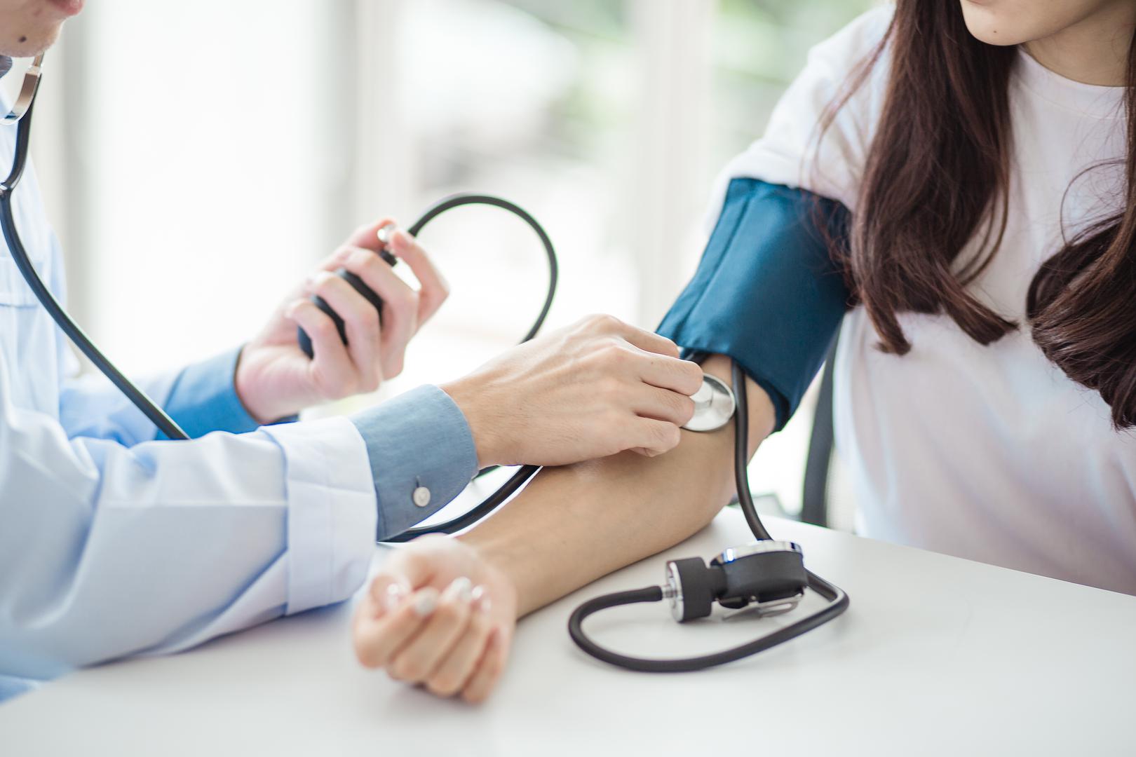 Više od 1 milijarde ljudi diljem svijeta ima visok krvni tlak. Definira se kao vrijednosti sistoličkog krvnog tlaka (SBP) (gornji broj) od 130 mm Hg ili više, dijastolički krvni tlak (DBP, donji broj) veći od 80 mm Hg ili oboje.  Promjene načina života i modifikacije prehrane također mogu pomoći u snižavanju razine krvnog tlaka i smanjiti rizik od srčanih bolesti. Liječnici također mogu propisati lijekove za smanjenje razine krvnog tlaka, uključujući inhibitore enzima koji pretvara angiotenzin (ACE). No, uključivanje određene hrane u vašu prehranu, osobito one s kalijem i magnezijem, može pomoći u snižavanju razine krvnog tlaka, a evo koje su to namirnice, piše Healthline. 