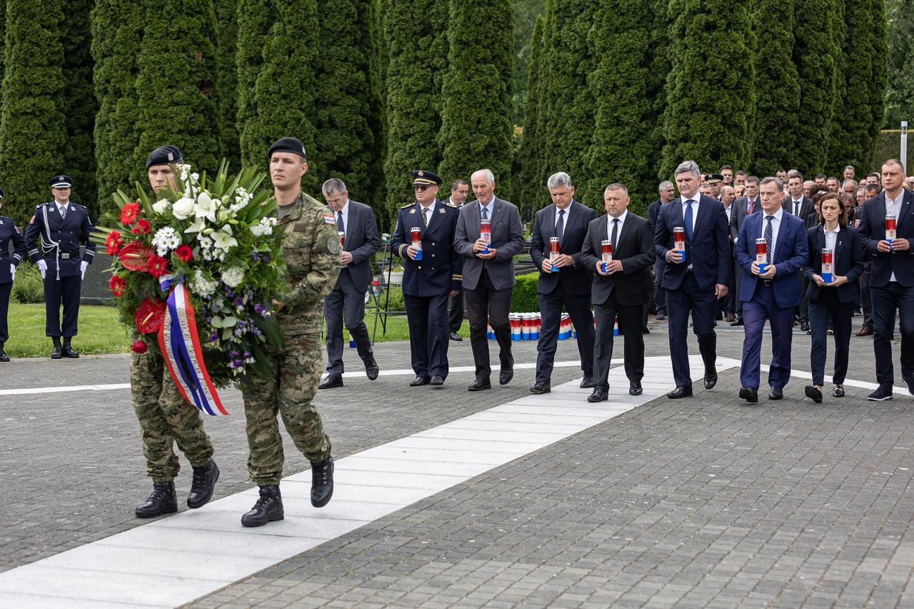 Dan državnosti u Vukovaru: Polaganje vijenca na Memorijalnom groblju žrtava iz Domovnskog rata