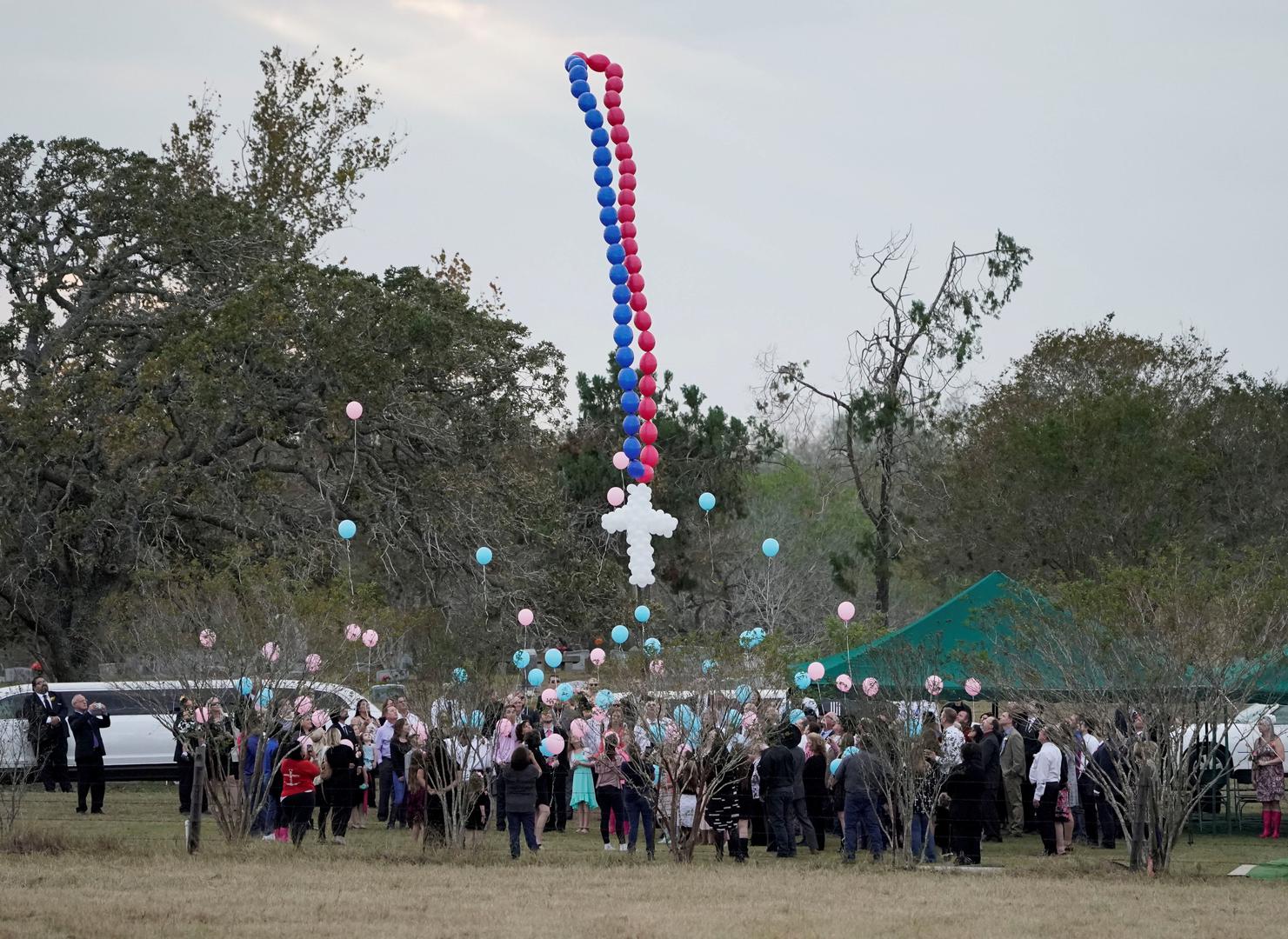 Crkva u Sutherlandu u Teksasu: 26 mrtvih – 
U nedjelju 5. studenoga 2017. muškarac je ubio 26 ljudi u crkvi u Sutherlandu u Teksasu. Ranio je dvadesetak osoba. Policija je pronašla njegovo tijelo u automobilu.