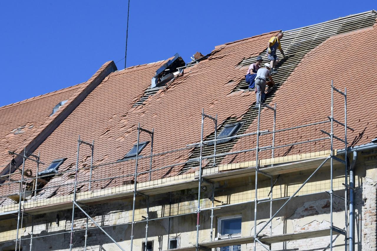 Popravljaju se sisački krovovi oštećeni u prošlogodišnjem potresu