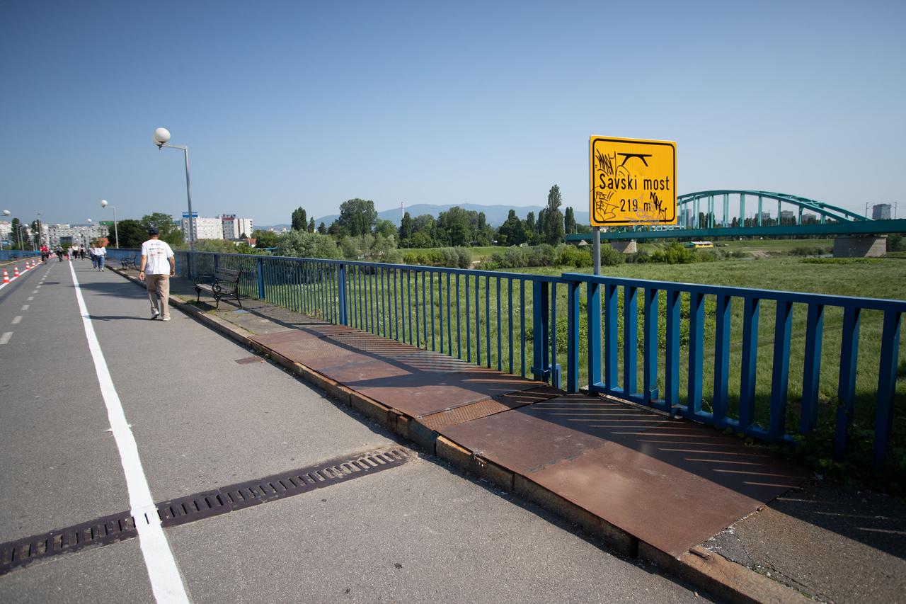 Rupa na Savskom mostu privremeno sanirana iako je podnožje potpuno derutno