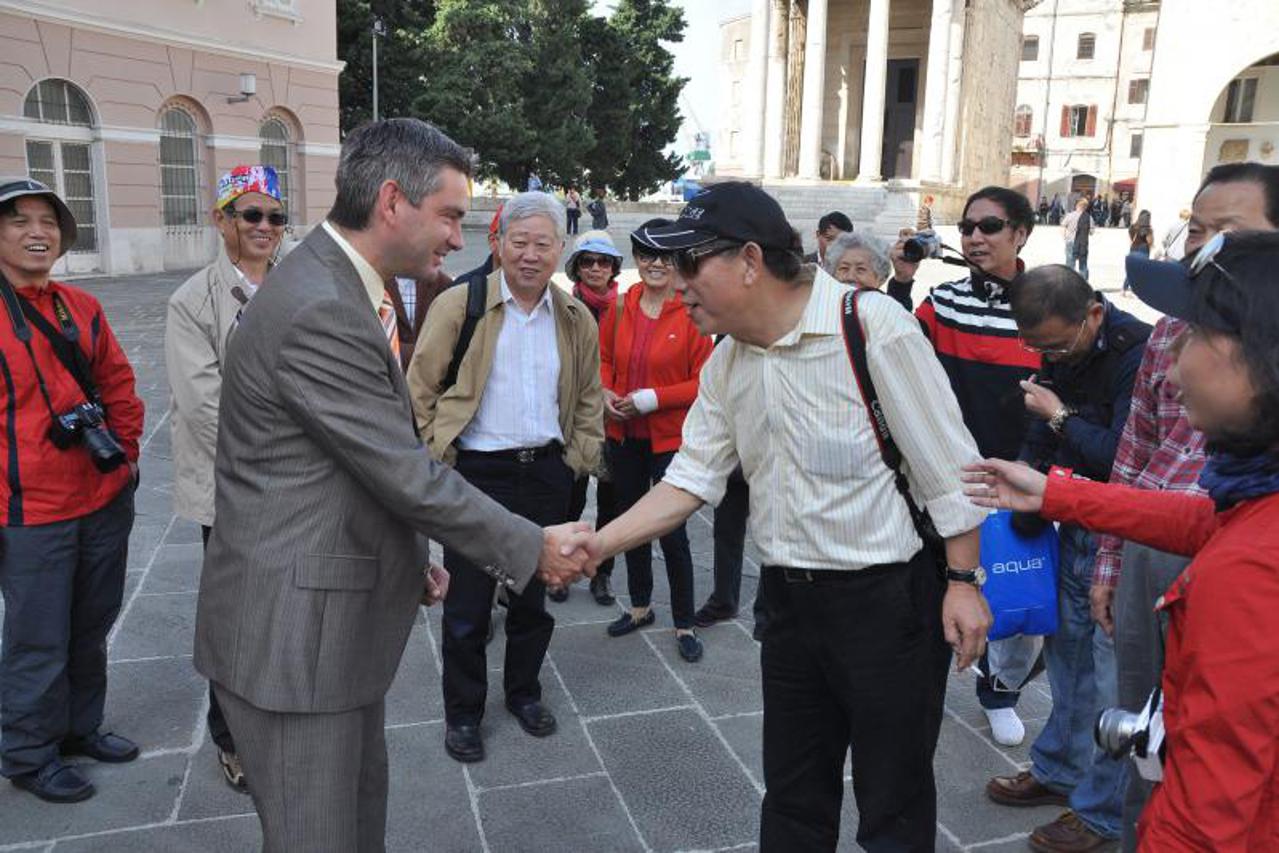 Slučajni susret kineskih turista s pulskim gradonačelnikom Miletićem (1)