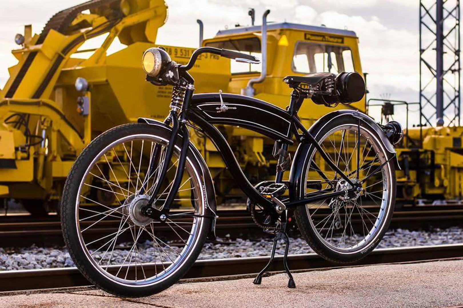 Stari njemački bicikl Na njemu su dvostruke vile na prednjem kotaču, svjetlo s BMW-ova motora