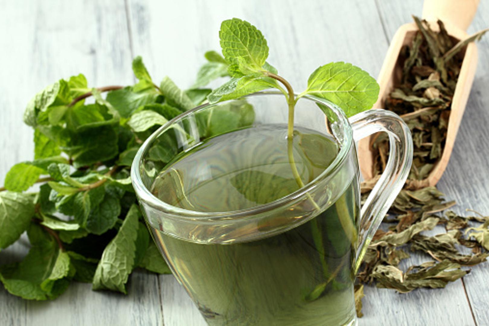 Zeleni čaj također bi se trebao naći na vašem popisu. Jedan je od omiljenijih čajeva i mnogo je ljudi koji ga obožavaju piti. Poboljšava rad mozga, potiče mršavljenje. 


