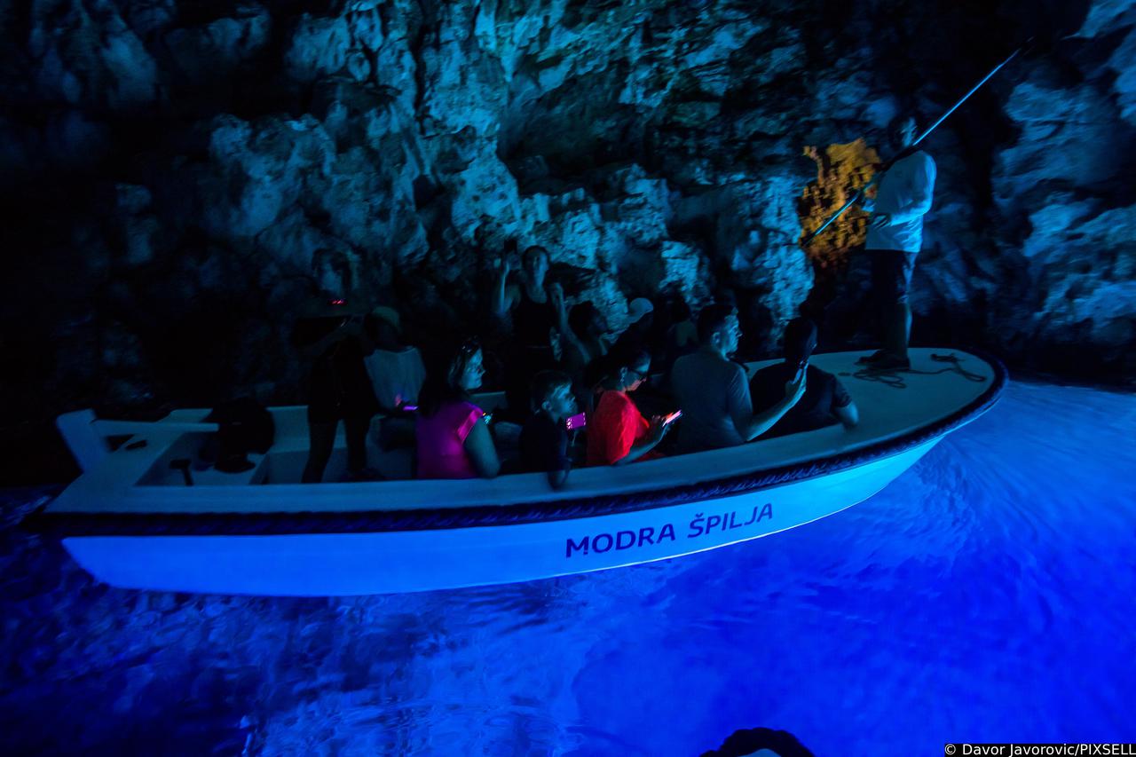 Modra špilja - najpoželjniji turistički izlet u Dalmaciji