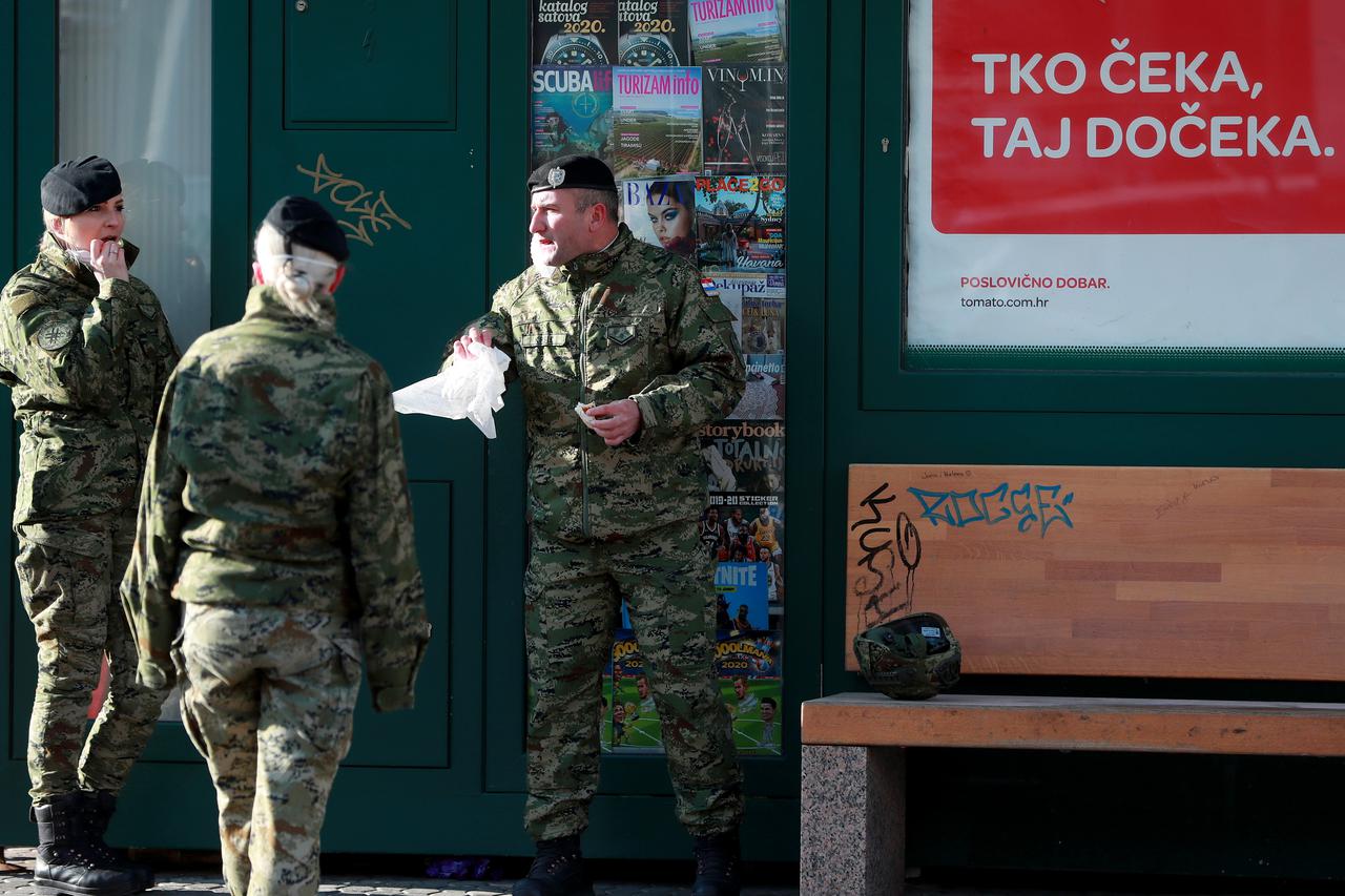 Zagreb: Vojska na Trgu bana Jelačića sanira štetu od potresa