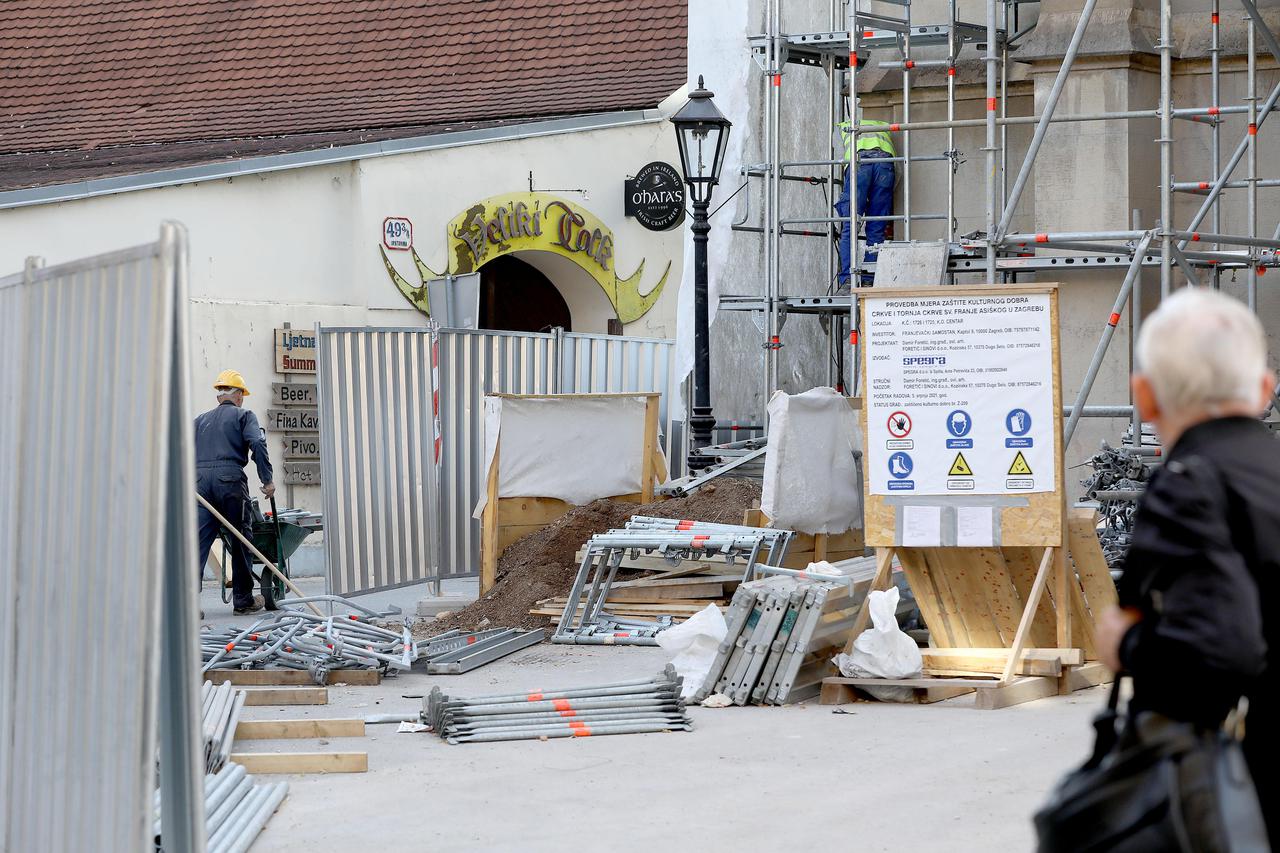 Zagreb: Radnici postavljaju skelu kako bi obnovili crkvu sv. Franje na Kaptolu oštećenu u potresu