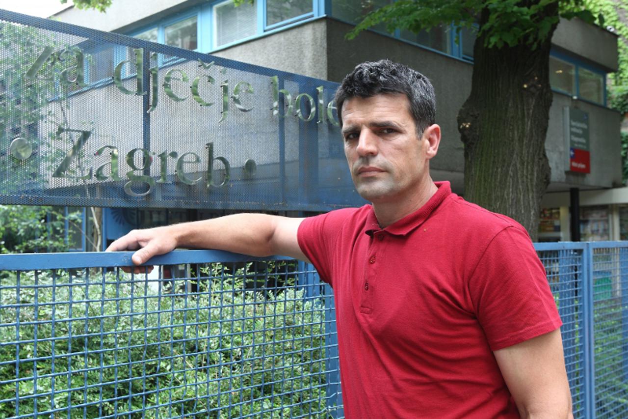 \'30.05.2010.,Zagreb - Marijan Lozancic,otac djeteta nastradalog jucer u Brdovcu,fotografiran prije posjeta ispred Klaiceve bolnice. Photo: Davor Puklavec/PIXSELL\'