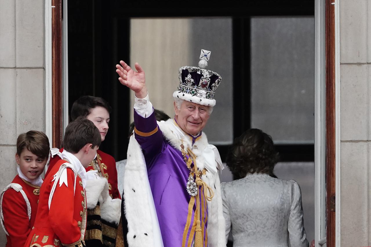 Kralj Charles III I kraljica  Camilla s balkona pala?e pozdravili okupljene 