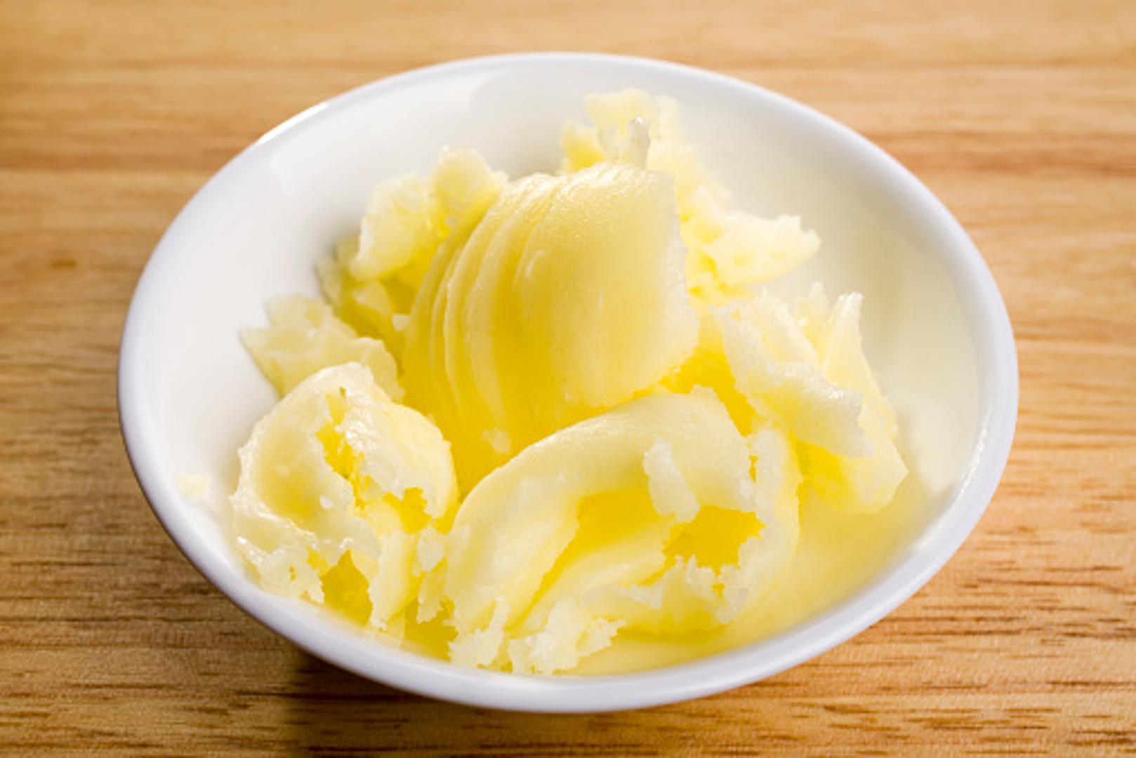 Ghee maslac je pročišćeni maslac koji možete čuvati izvan hladnjaka i ne brinuti da će se pokvariti. 