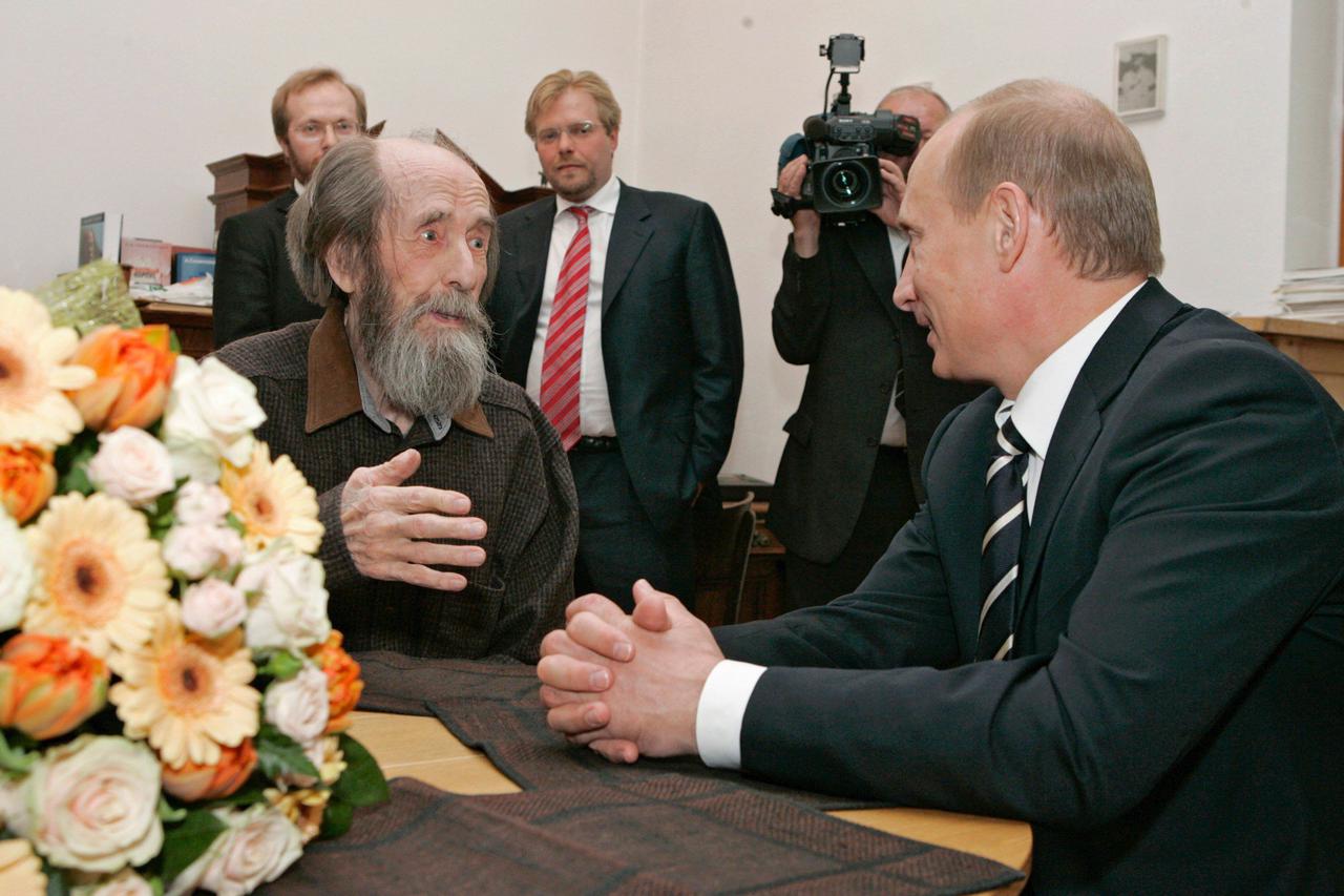storyeditor/2023-12-07/Vladimir_Putin_with_Aleksandr_Solzhenitsyn-1.jpg