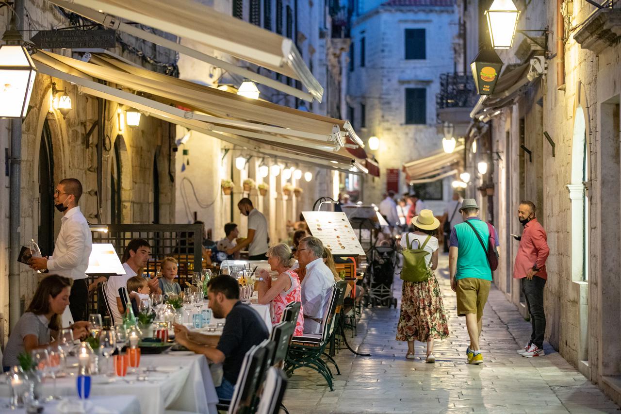 Večer u Dubrovniku, na ulicama sve više turista
