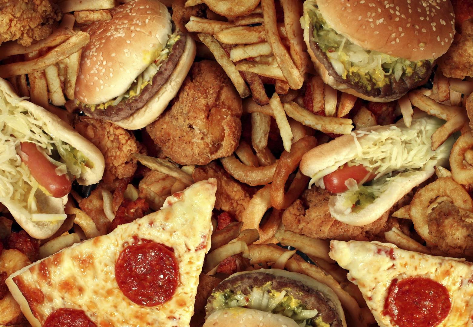 3. 'Mogu jesti što hoću sve dok vježbam' - Ovo je česta zabluda. Upravo zdrava hrana komplementira vježbanju. Nakon tjelovježbe, posegnite za bogatim tanjurom mesa i povrća, ali nikako za hamburgerom i krumpirićima!