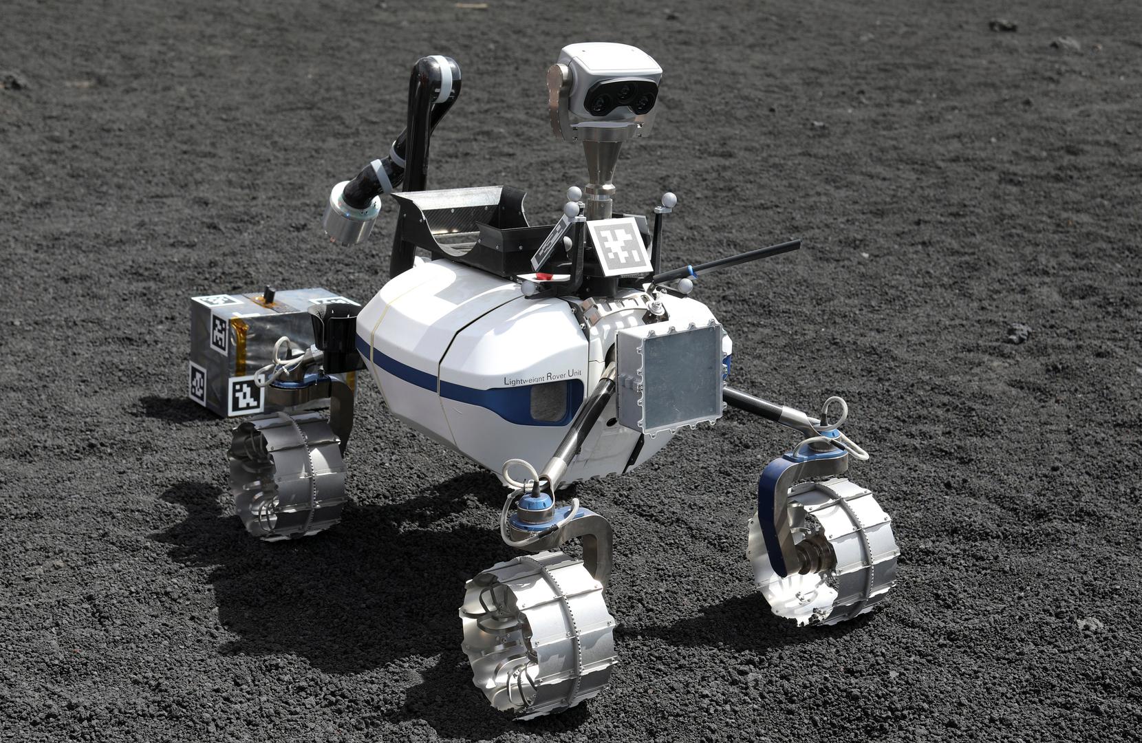 Etna je 'pokusni poligon' za otprilike metar visoki robotski stroj na četiri kotača, budućeg putnika na Mjesec. Ispitivanje provodi njemačka svemirska agencija. 