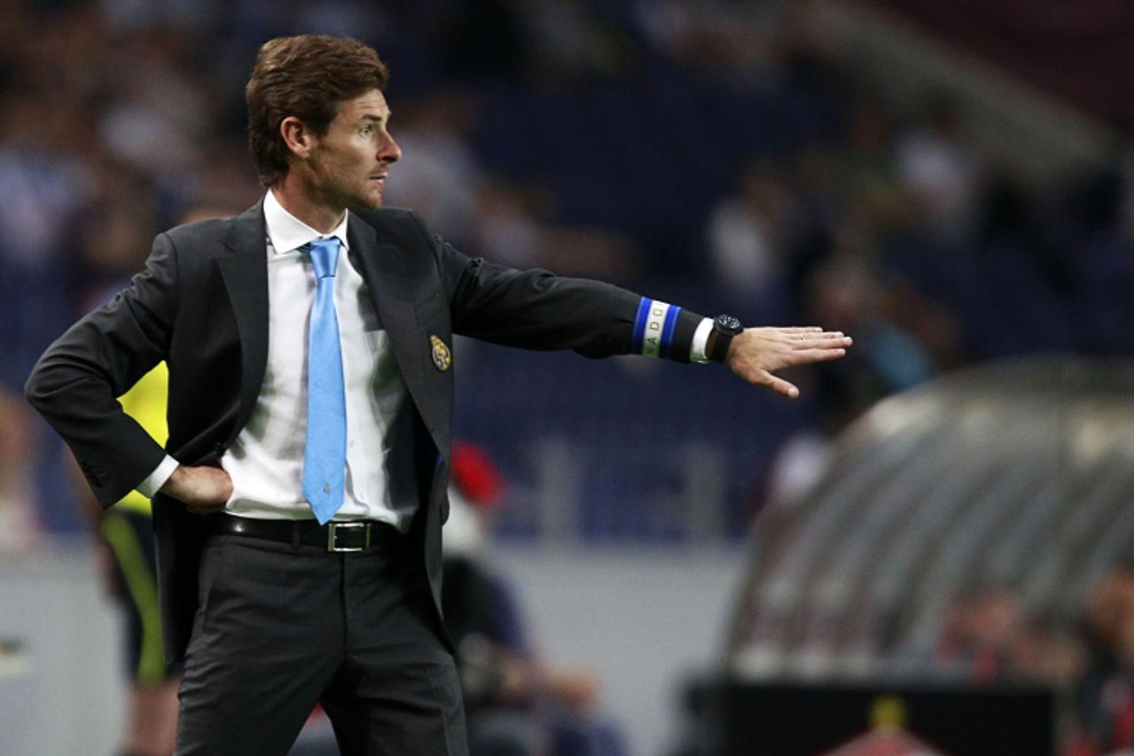 'Porto\'s coach Andre Villas Boas gestures during the Europa League quarter-final first leg soccer match against Spartak Moscow at Dragao stadium in Porto April 7, 2011. REUTERS/Jose Manuel Ribeiro (P