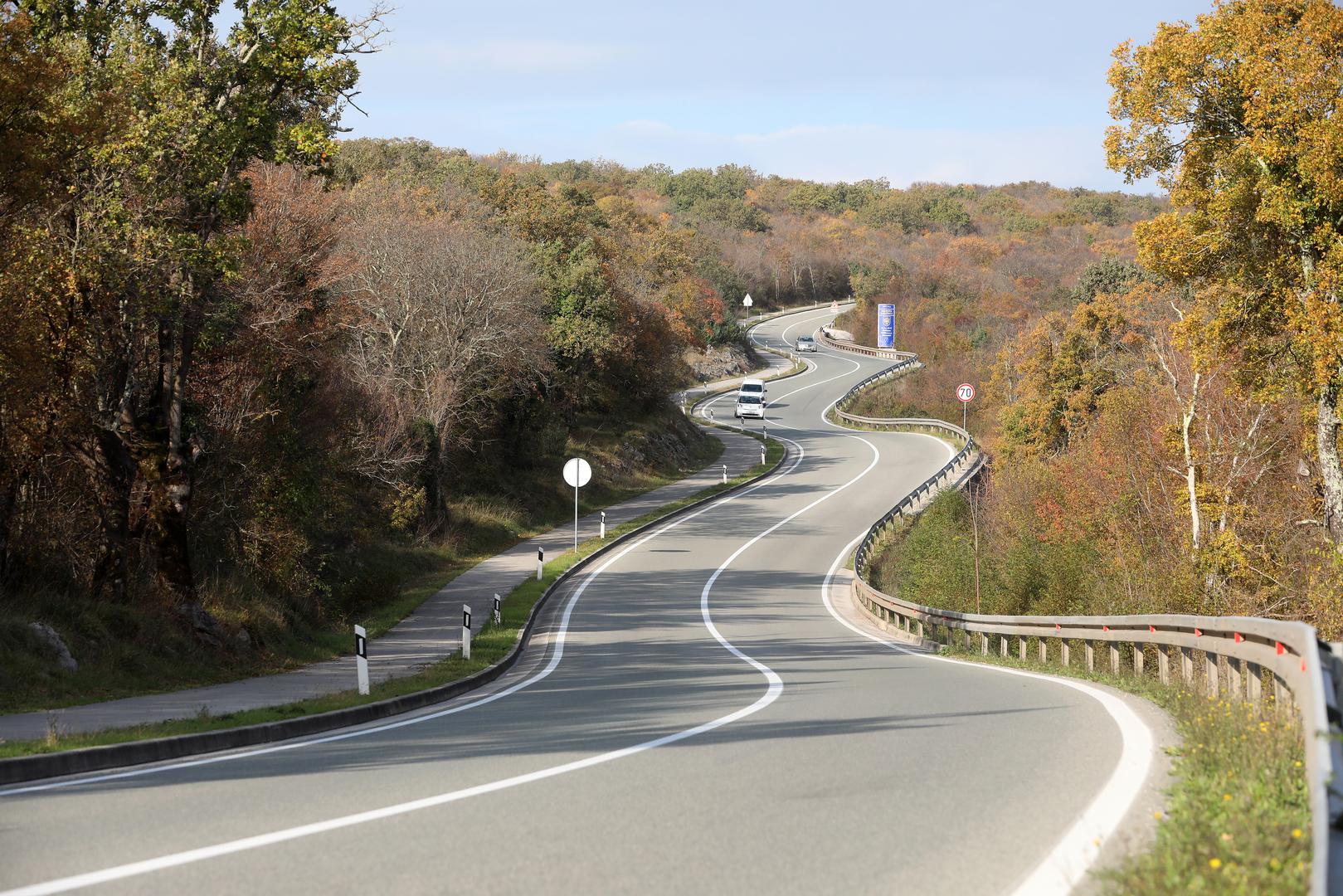 Državna cesta D102 glavna je prometnica na Krku koje je većim dijelom obnovljena