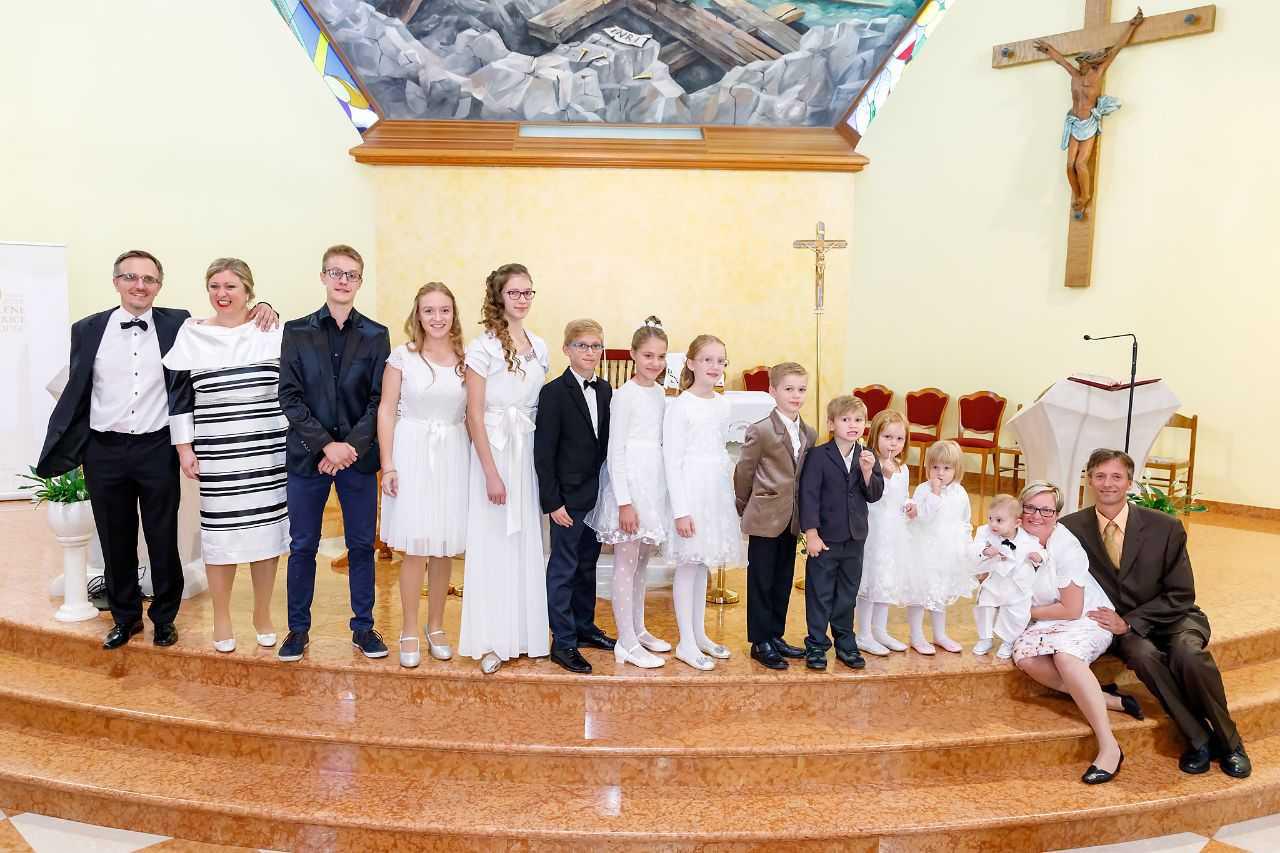 Obitelj Petković: Jedanaesto dijete, malog Floriana, u crkvi u Šenkovcu krstio je apostolski administrator Josip Mrzljak